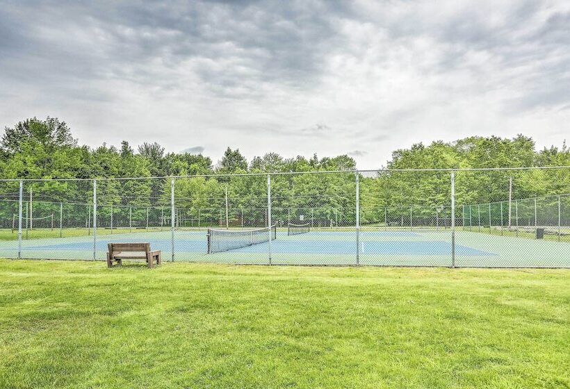 Lake Wallenpaupack Cabin W/ Shared Pool!