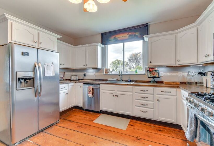 Lakefront Cayuga Retreat W/ Private Deck & Hot Tub