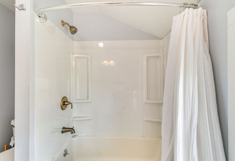 Lakefront Cayuga Retreat W/ Private Deck & Hot Tub