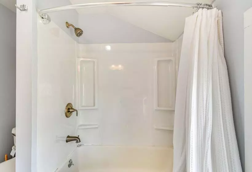 Lakefront Cayuga Retreat W/ Private Deck & Hot Tub