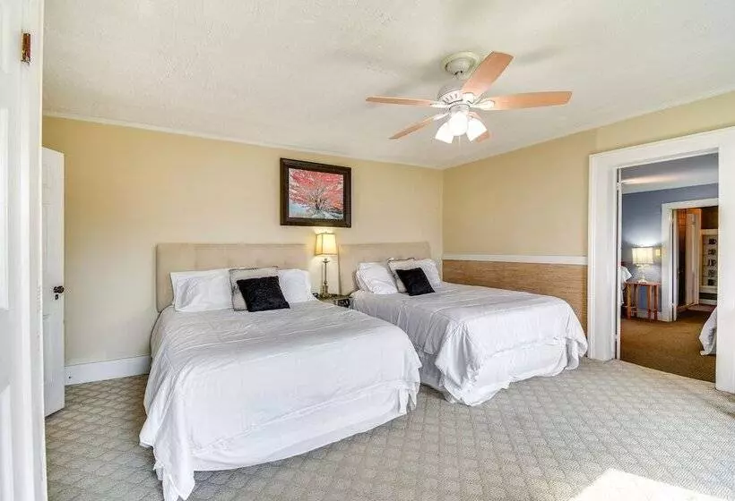 Lakefront Cayuga Retreat W/ Private Deck & Hot Tub