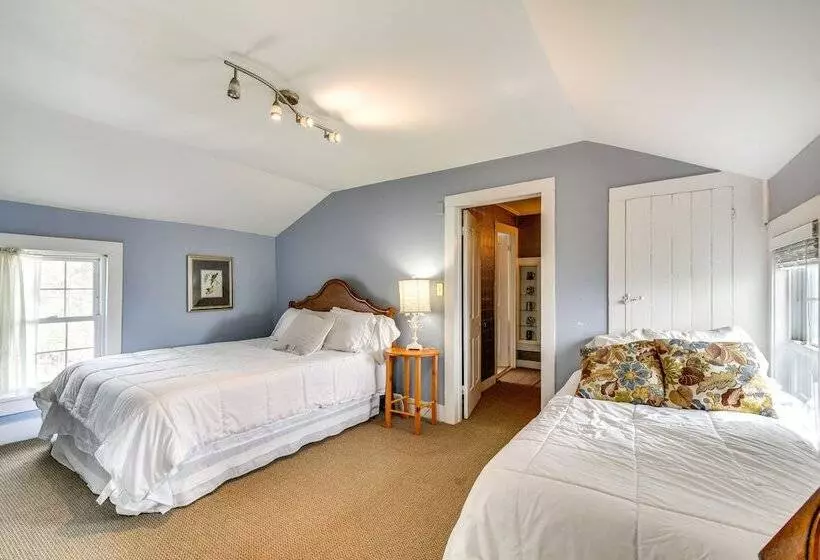 Lakefront Cayuga Retreat W/ Private Deck & Hot Tub