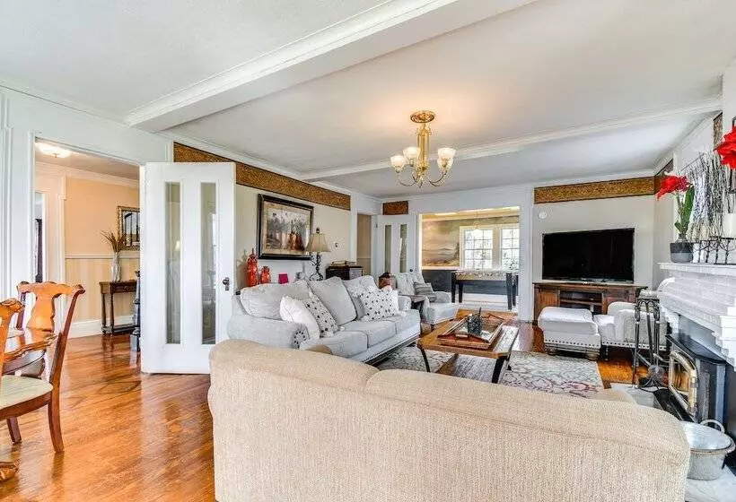 Lakefront Cayuga Retreat W/ Private Deck & Hot Tub