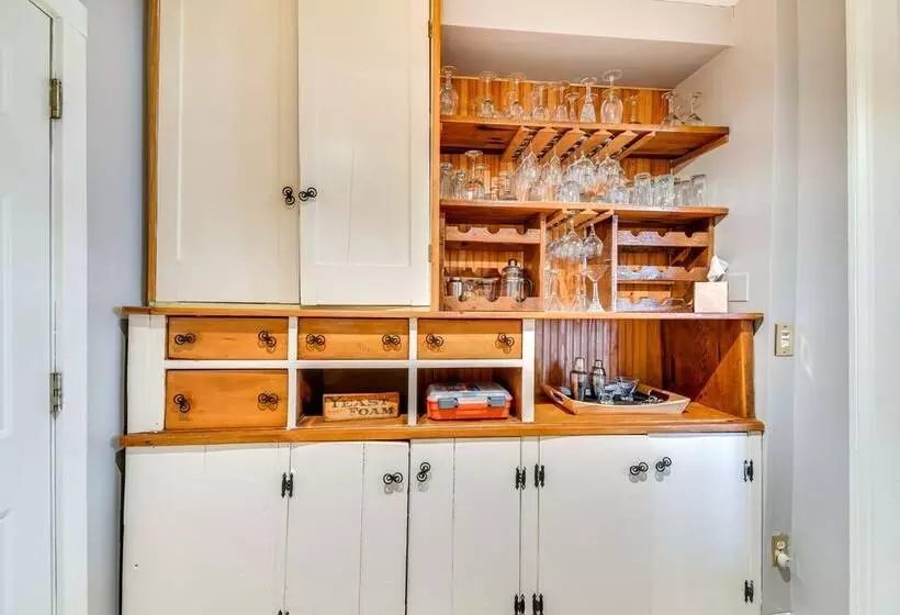 Lakefront Cayuga Retreat W/ Private Deck & Hot Tub