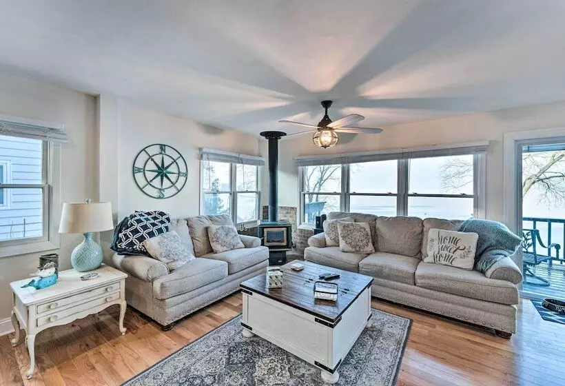 Lakefront Home W/ Gorgeous Sunsets, Kayaks, & Pier