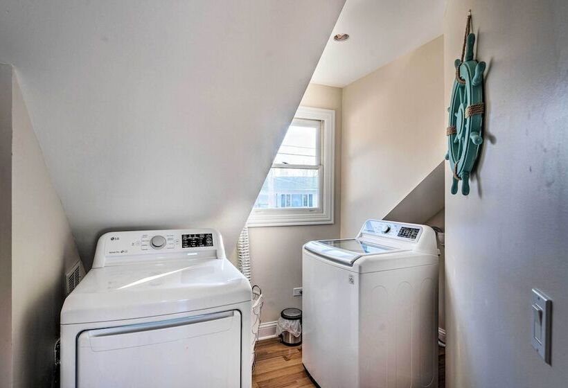 Lakefront Home W/ Gorgeous Sunsets, Kayaks, & Pier