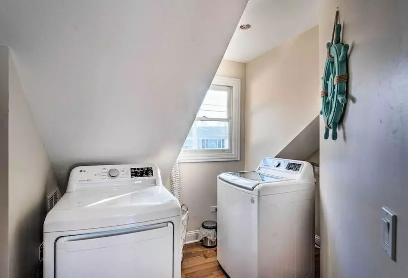 Lakefront Home W/ Gorgeous Sunsets, Kayaks, & Pier