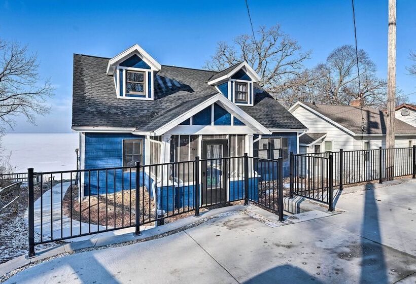 Lakefront Home W/ Gorgeous Sunsets, Kayaks, & Pier