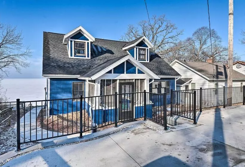 Lakefront Home W/ Gorgeous Sunsets, Kayaks, & Pier