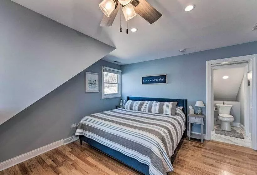 Lakefront Home W/ Gorgeous Sunsets, Kayaks, & Pier