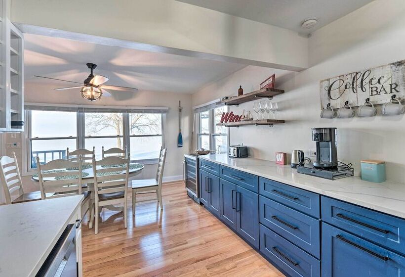 Lakefront Home W/ Gorgeous Sunsets, Kayaks, & Pier