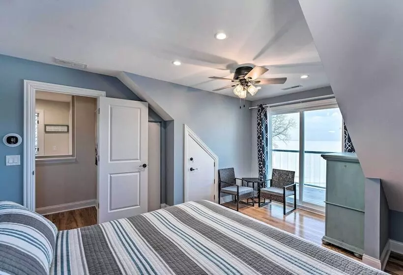 Lakefront Home W/ Gorgeous Sunsets, Kayaks, & Pier