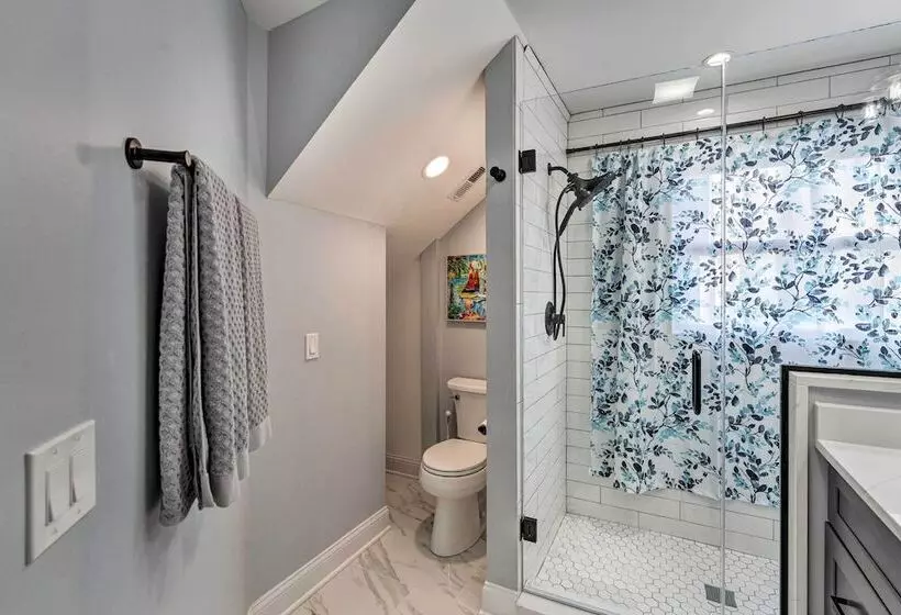 Lakefront Home W/ Gorgeous Sunsets, Kayaks, & Pier