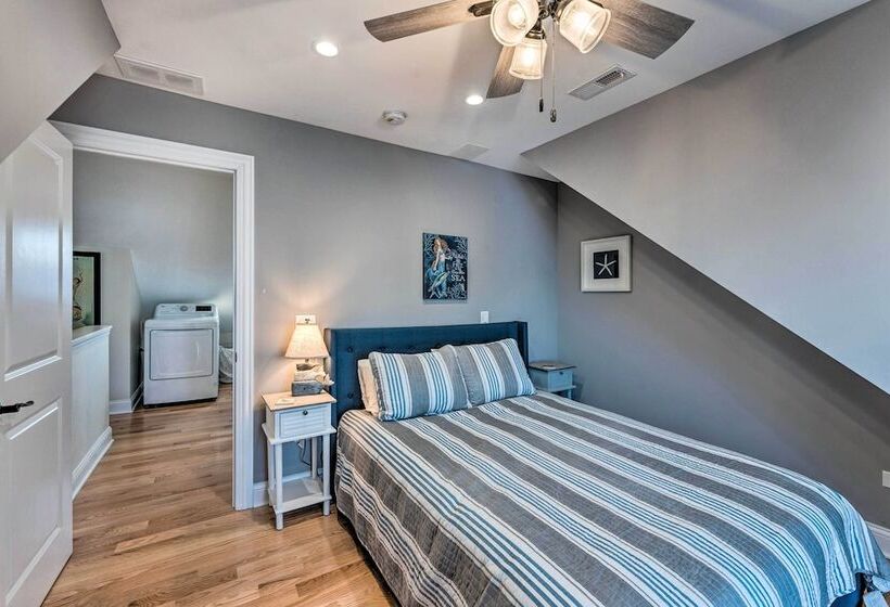 Lakefront Home W/ Gorgeous Sunsets, Kayaks, & Pier