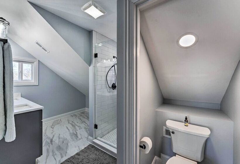 Lakefront Home W/ Gorgeous Sunsets, Kayaks, & Pier