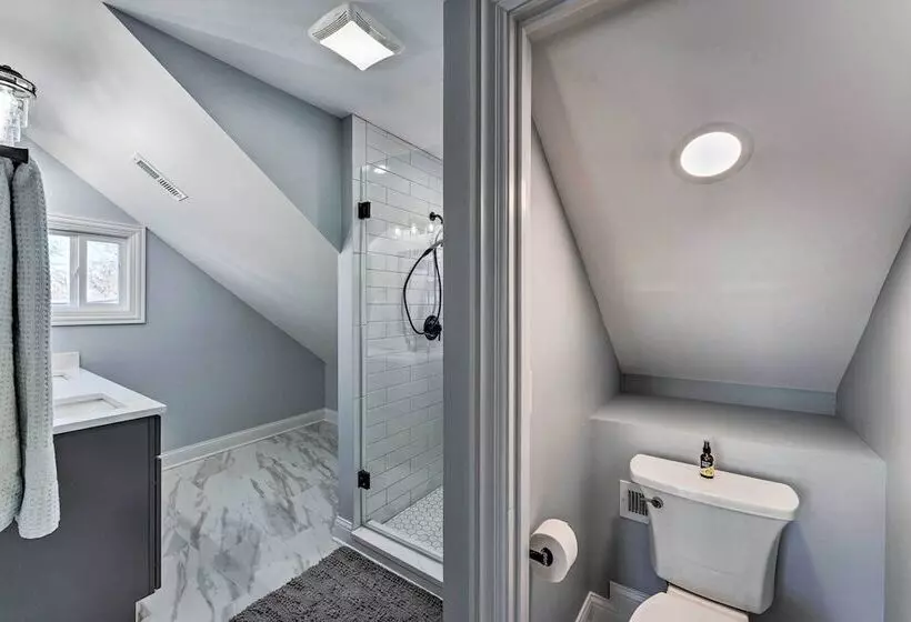 Lakefront Home W/ Gorgeous Sunsets, Kayaks, & Pier