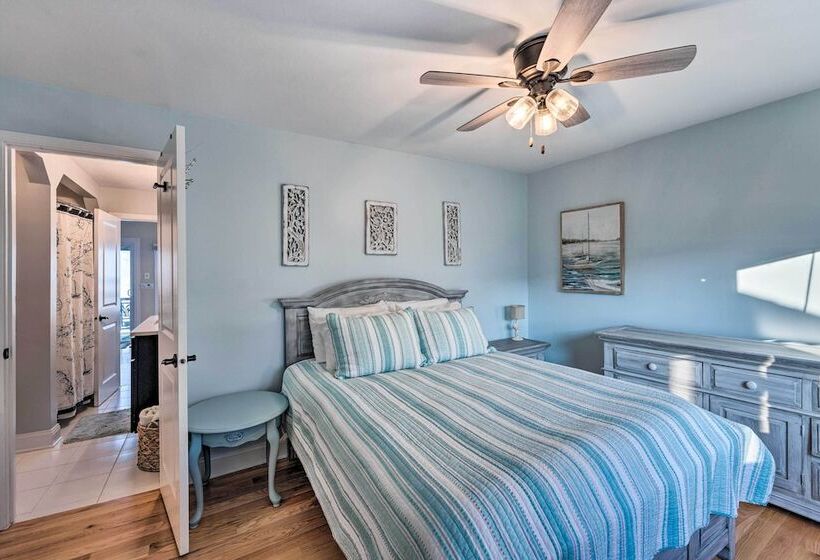 Lakefront Home W/ Gorgeous Sunsets, Kayaks, & Pier