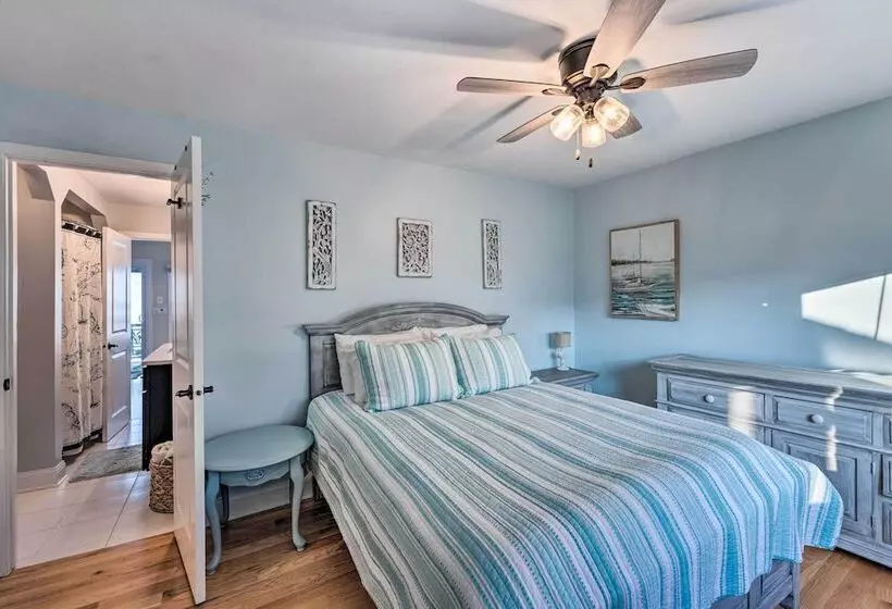 Lakefront Home W/ Gorgeous Sunsets, Kayaks, & Pier