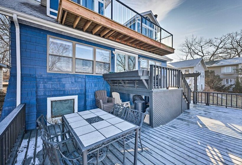 Lakefront Home W/ Gorgeous Sunsets, Kayaks, & Pier