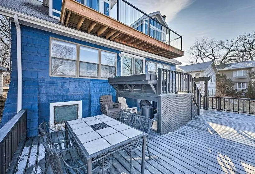 Lakefront Home W/ Gorgeous Sunsets, Kayaks, & Pier