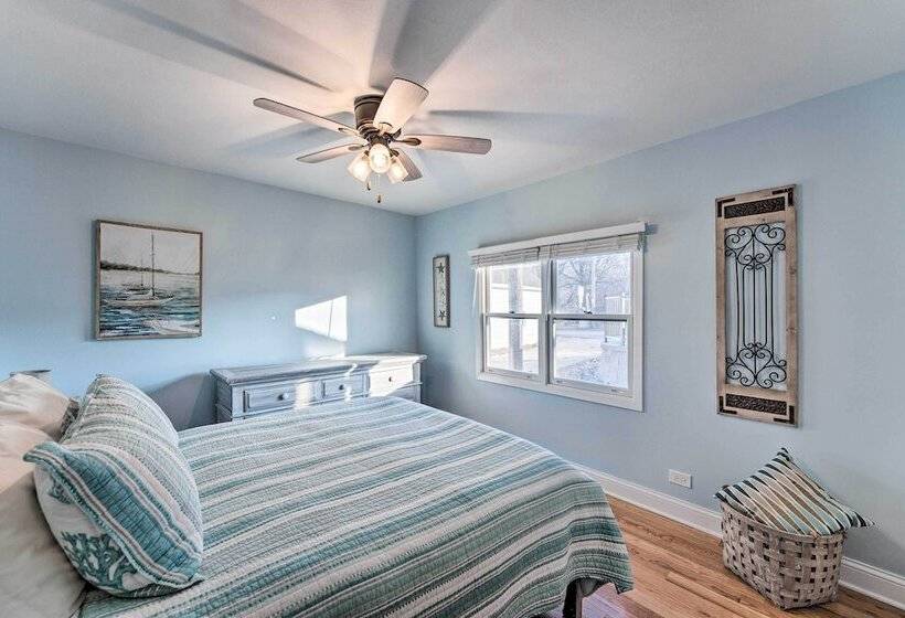 Lakefront Home W/ Gorgeous Sunsets, Kayaks, & Pier