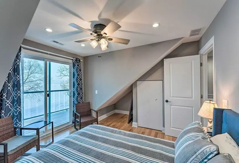 Lakefront Home W/ Gorgeous Sunsets, Kayaks, & Pier