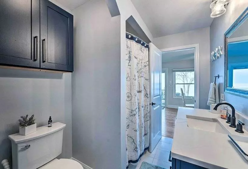 Lakefront Home W/ Gorgeous Sunsets, Kayaks, & Pier