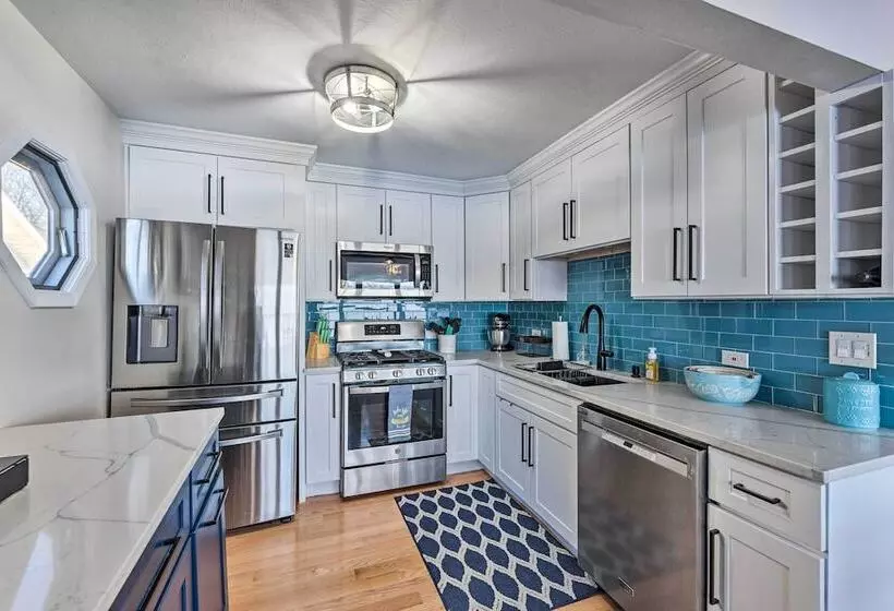 Lakefront Home W/ Gorgeous Sunsets, Kayaks, & Pier