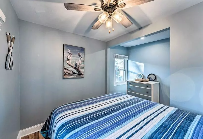 Lakefront Home W/ Gorgeous Sunsets, Kayaks, & Pier