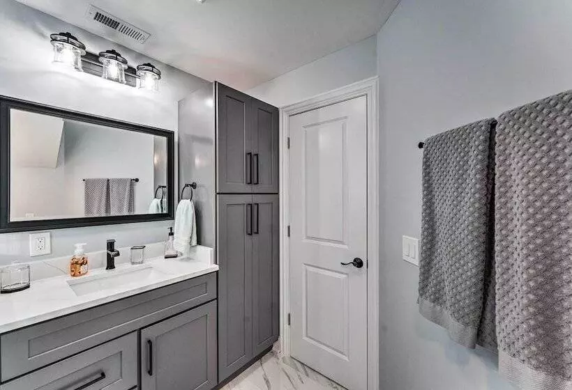 Lakefront Home W/ Gorgeous Sunsets, Kayaks, & Pier