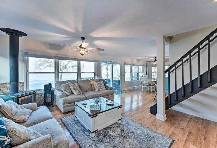 Lakefront Home W/ Gorgeous Sunsets, Kayaks, & Pier