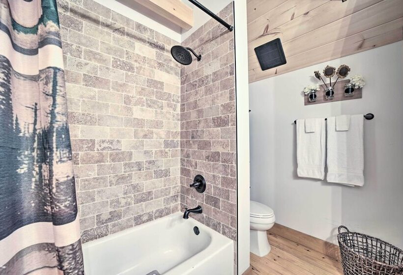 Luxe Log Cabin W/ Modern Finishes & Mtn Views