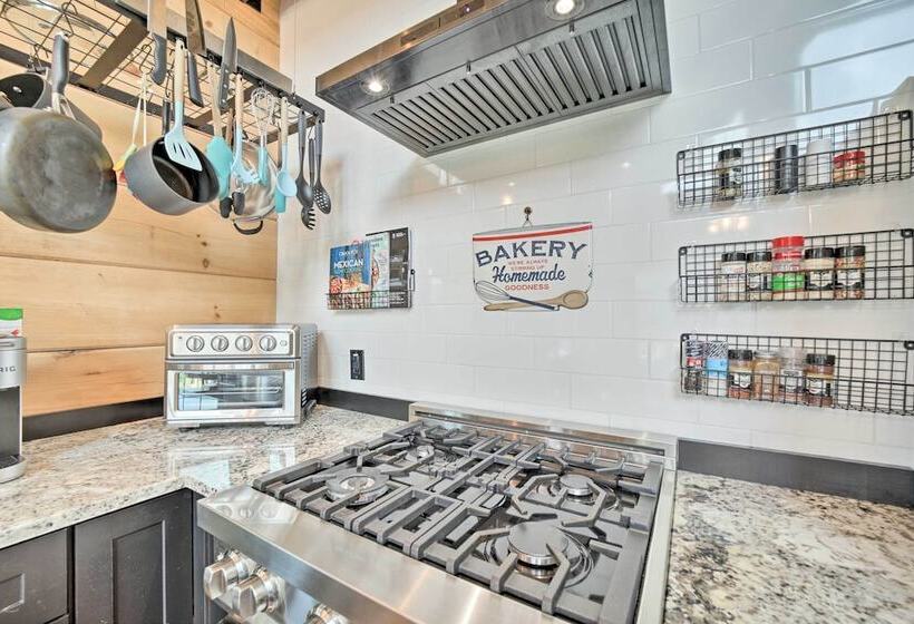 Luxe Log Cabin W/ Modern Finishes & Mtn Views