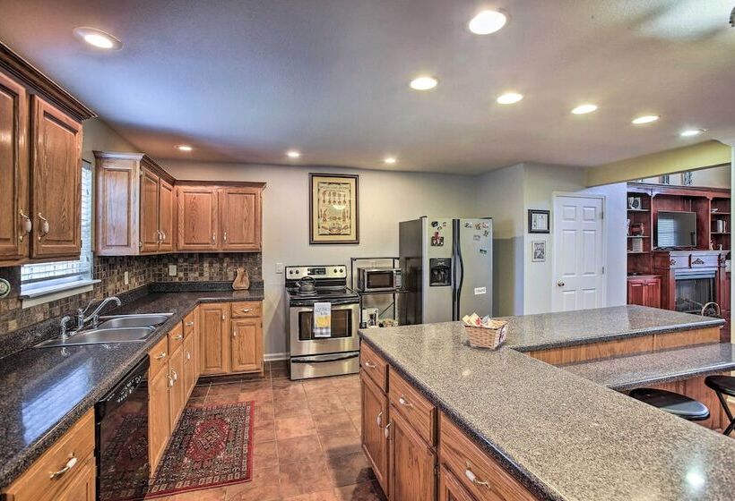 Luxury Scottsville Retreat On 10 Acres!