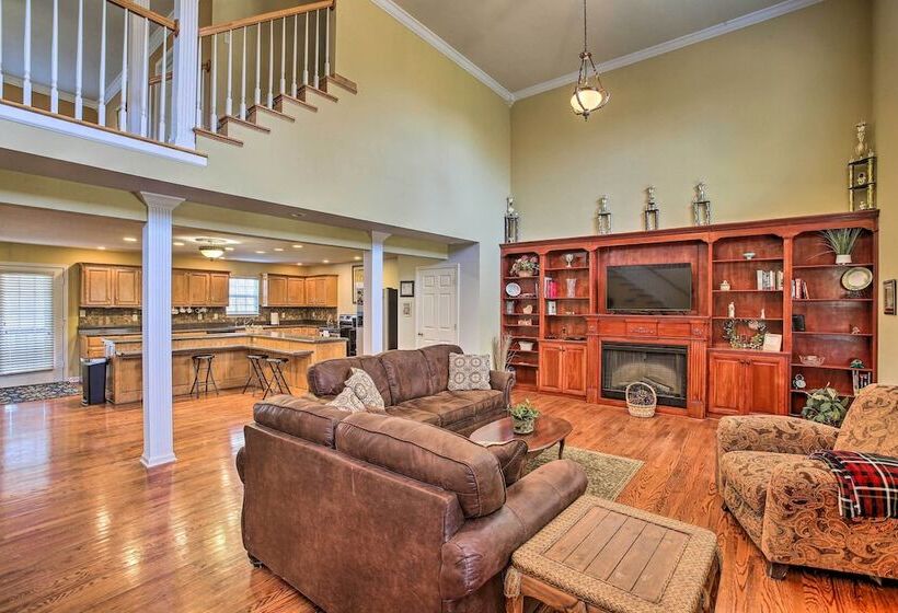 Luxury Scottsville Retreat On 10 Acres!