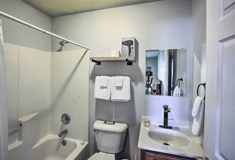 Luxury Scottsville Retreat On 10 Acres!