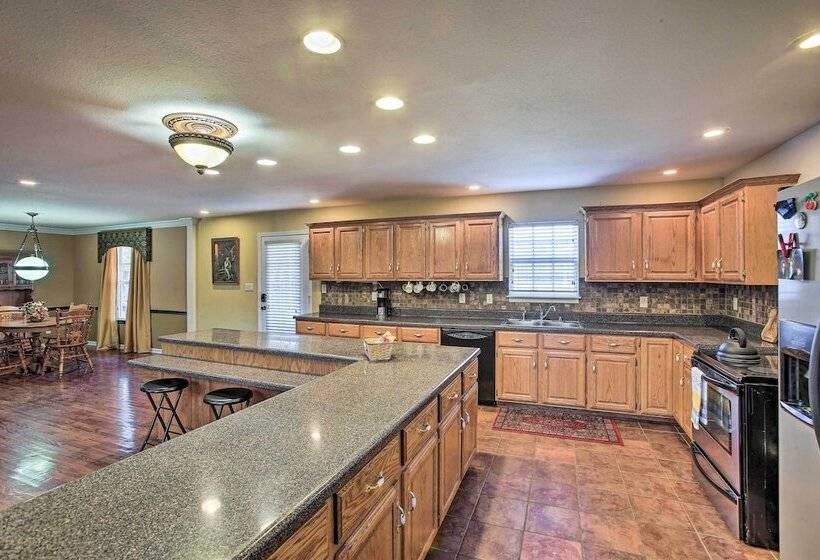 Luxury Scottsville Retreat On 10 Acres!