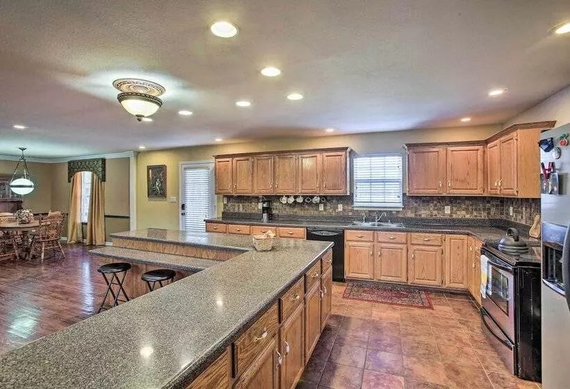 Luxury Scottsville Retreat On 10 Acres!