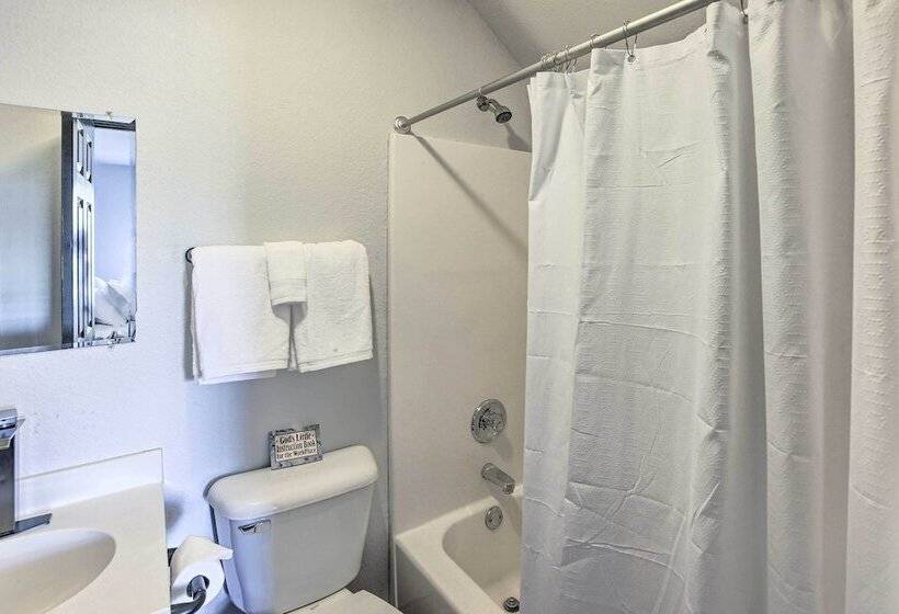 Luxury Scottsville Retreat On 10 Acres!