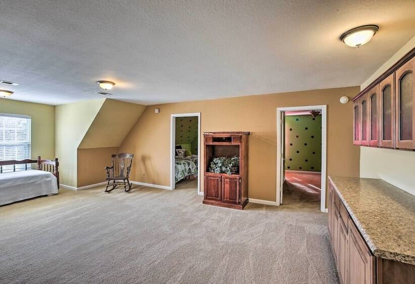 Luxury Scottsville Retreat On 10 Acres!