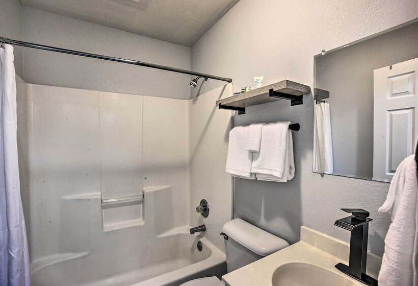 Luxury Scottsville Retreat On 10 Acres!