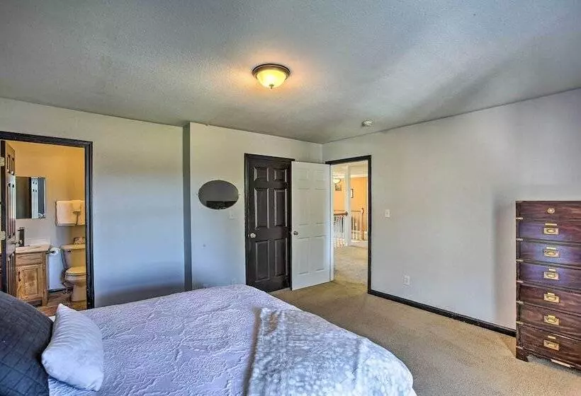 Luxury Scottsville Retreat On 10 Acres!