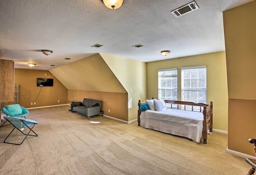 Luxury Scottsville Retreat On 10 Acres!