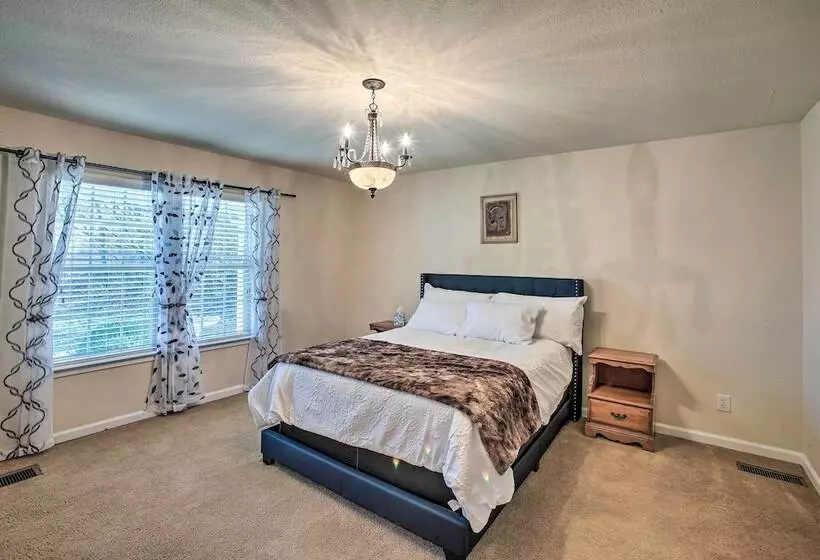 Luxury Scottsville Retreat On 10 Acres!