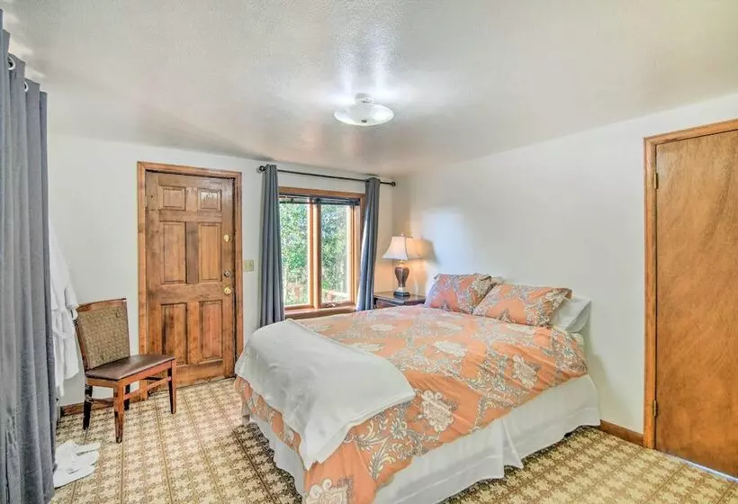 Moose Park Lodge  Charming Walden Retreat!