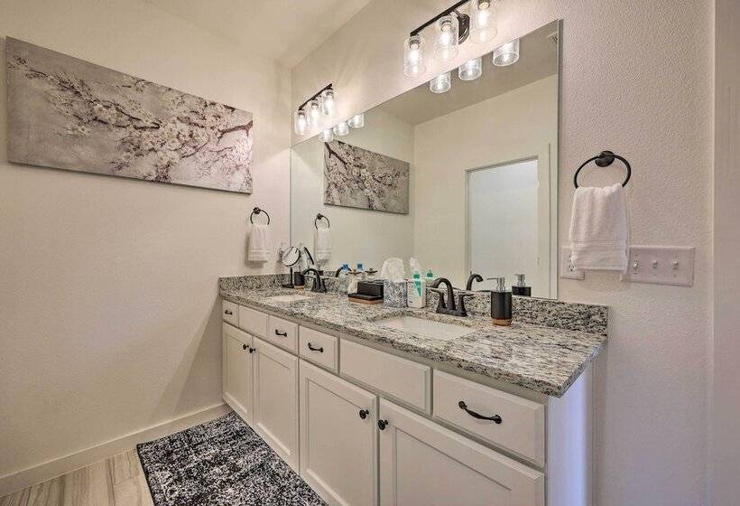 Newly Built Bella Vista Home Near Lakes