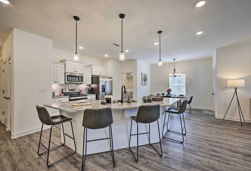 Newly Built Bella Vista Home Near Lakes