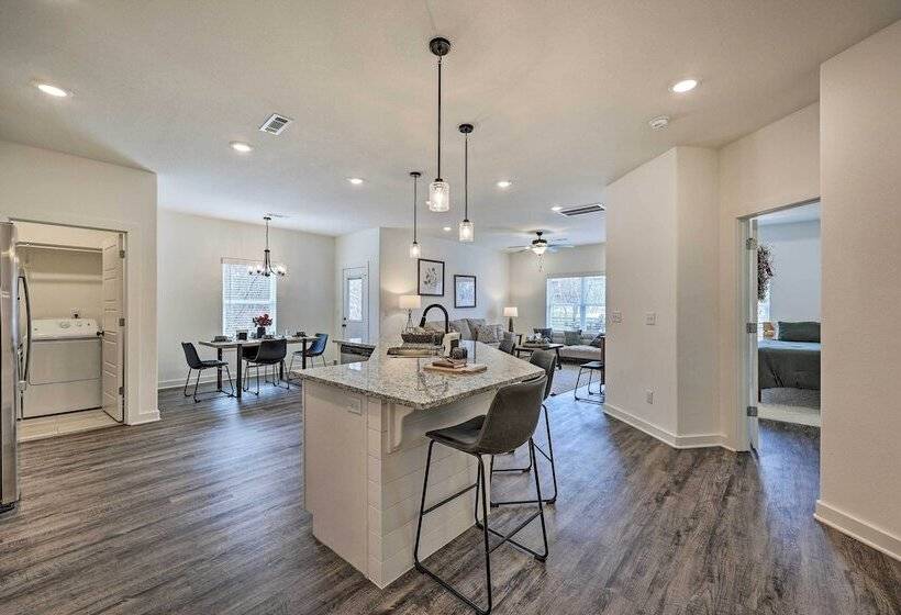 Newly Built Bella Vista Home Near Lakes