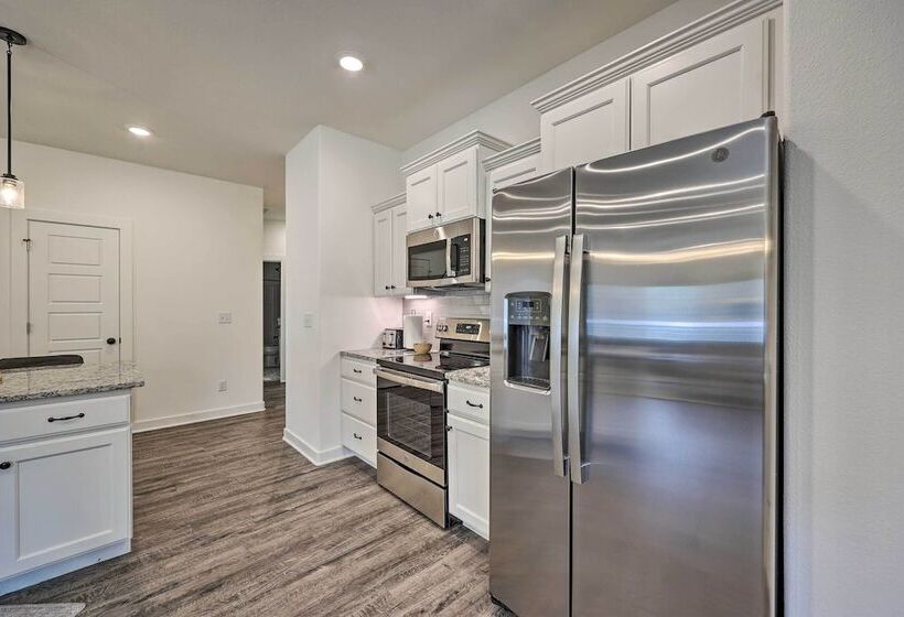 Newly Built Bella Vista Home Near Lakes