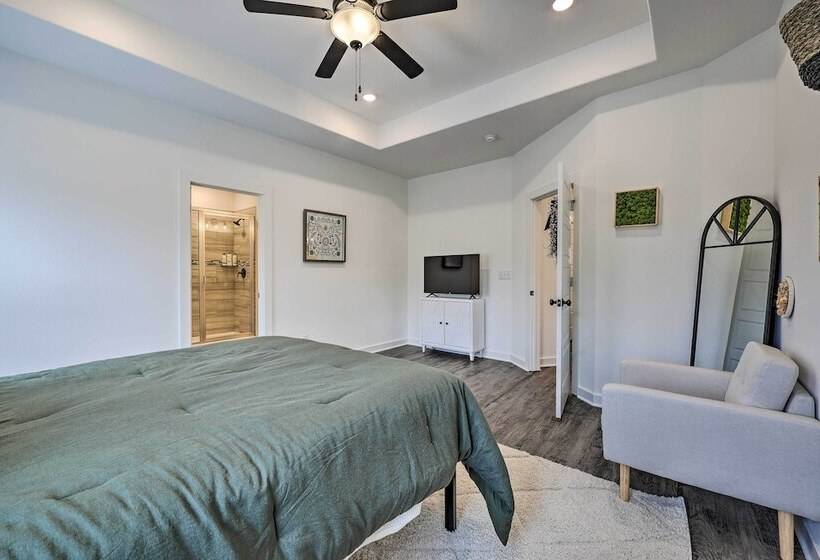 Newly Built Bella Vista Home Near Lakes